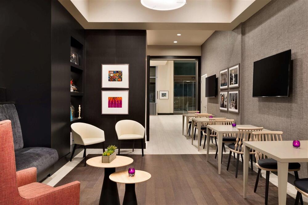 Foto de restauración de Hotel Embassy Suites By Hilton New York Manhattan Times Square