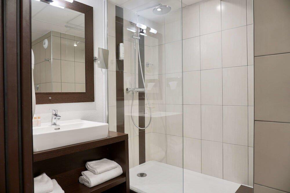 Foto del baño de Hotel Golden Tulip Roissy Saint Witz