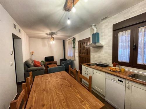 Foto de una habitación de APARTAMENTOS RURALES DOÑA JIMENA DEL AMBROZ 4 Estrellas complejo único en el centro del pueblo, piscina ya abierta, parking privado