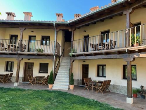 Foto de una habitación de APARTAMENTOS RURALES DOÑA JIMENA DEL AMBROZ 4 Estrellas complejo único en el centro del pueblo, piscina ya abierta, parking privado