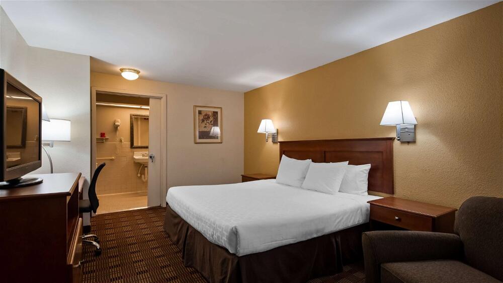 Foto de una habitación de SureStay Hotel by Best Western East Brunswick