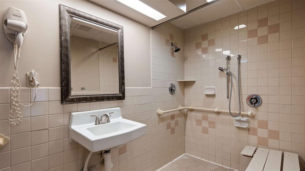 Foto del baño de SureStay Hotel by Best Western East Brunswick