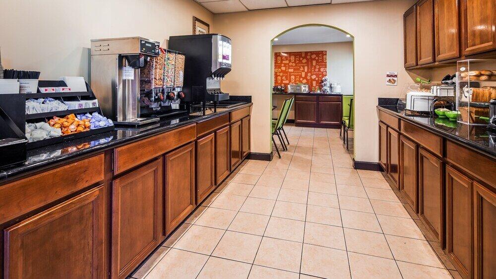 Foto de restauración de SureStay Hotel by Best Western East Brunswick
