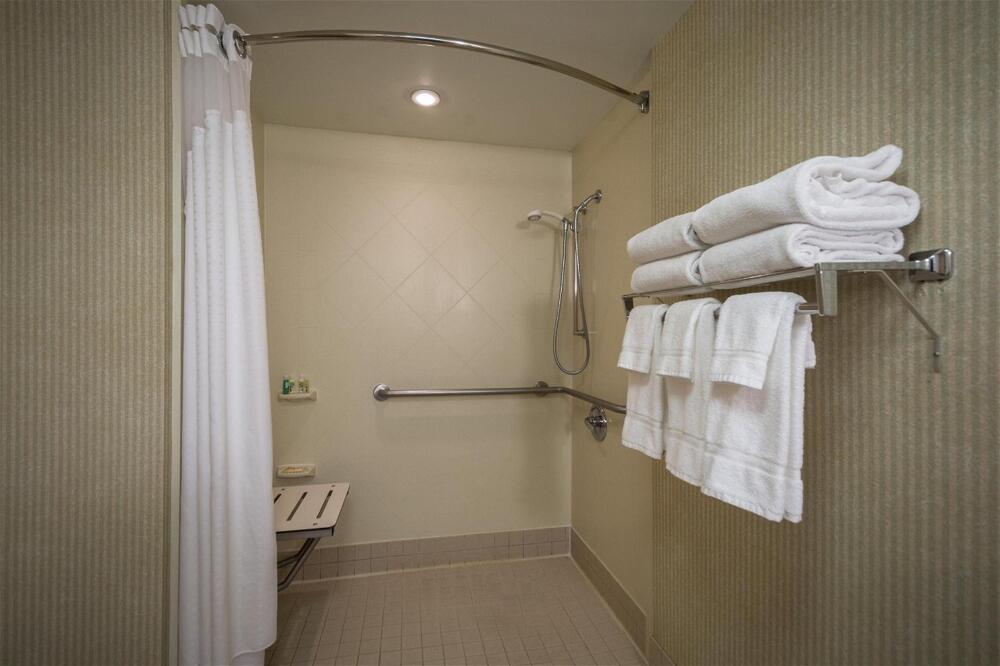 Foto del baño de Holiday Inn Arlington at Ballston, an IHG Hotel