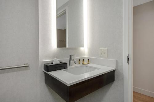 Foto del baño de SureStay Hotel by Best Western Secaucus Meadowlands