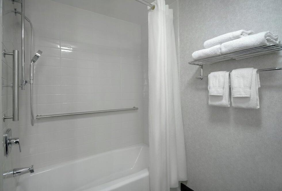 Foto del baño de SureStay Hotel by Best Western Secaucus Meadowlands