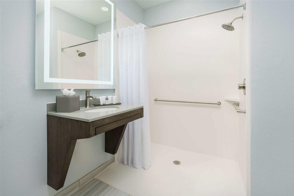 Foto del baño de Hotel The Bluff Savannah Historic, Tapestry Collection by Hilton