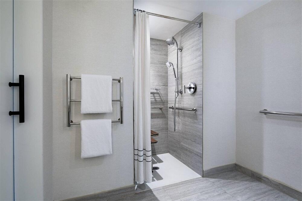 Foto del baño de Hotel New York LaGuardia Airport Marriott