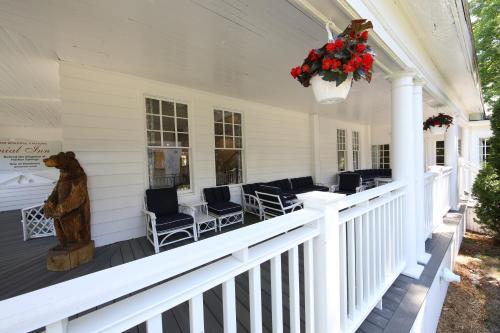 Exterior – Motel Colonial Inn Harbor Springs