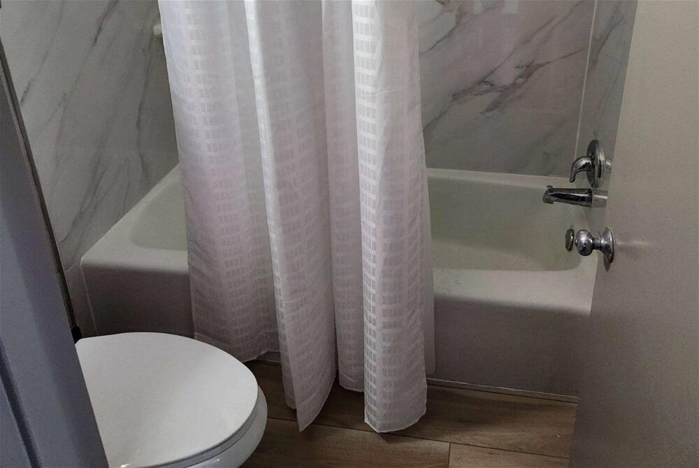 Bathroom – Hotel Days Inn by Wyndham Fort Pierce Midtown