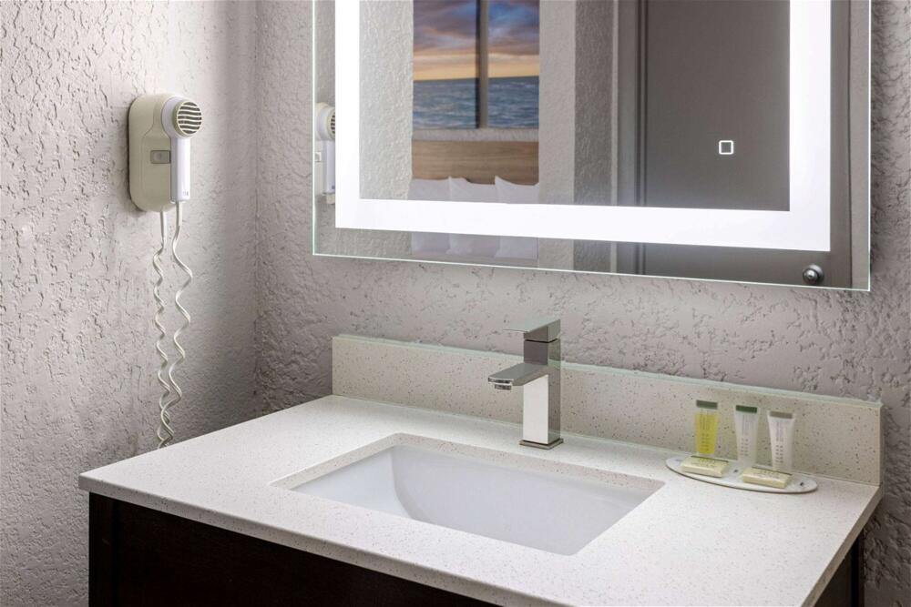Bathroom – Hotel Days Inn by Wyndham Fort Pierce Midtown