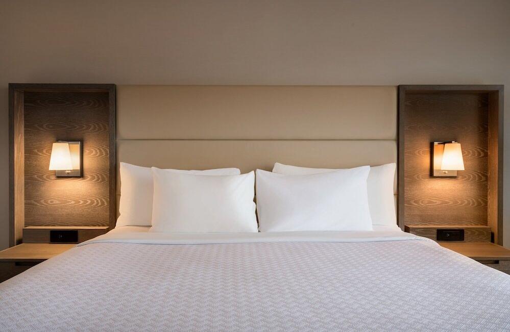Foto de una habitación de Crowne Plaza Englewood, an IHG Hotel