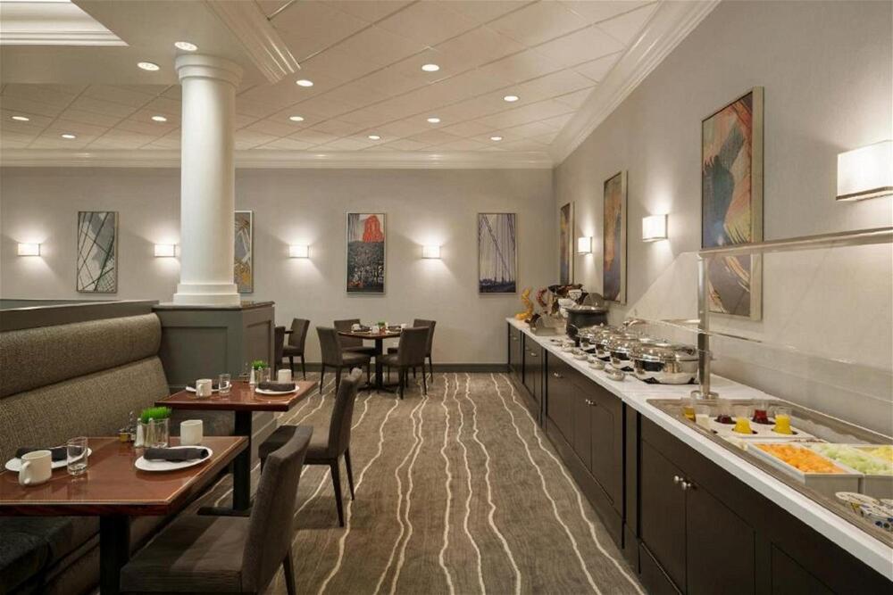 Foto de restauración de Crowne Plaza Englewood, an IHG Hotel