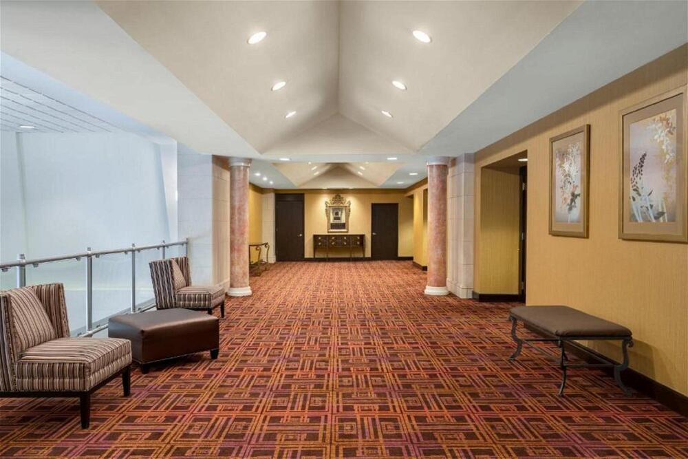 Foto de los servicios de Crowne Plaza Englewood, an IHG Hotel