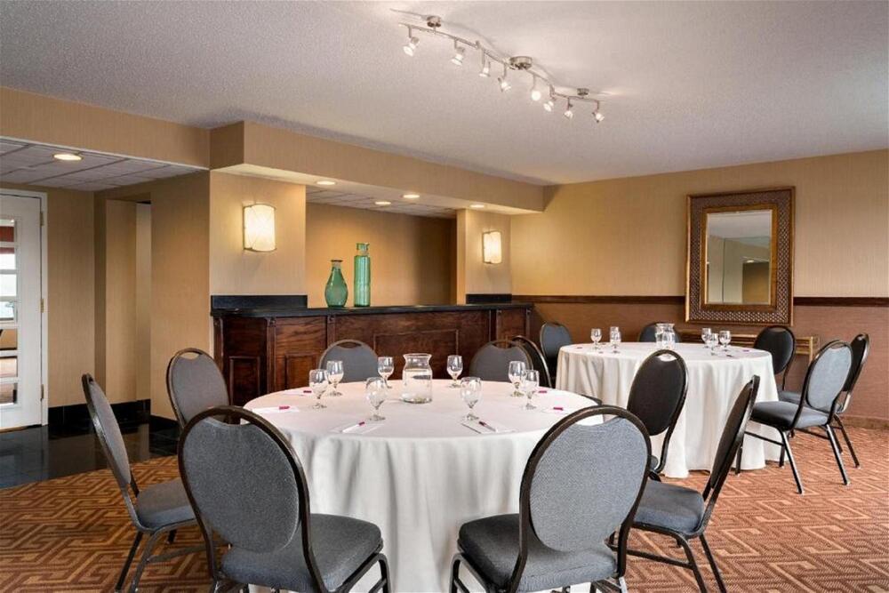 Foto de los servicios de Crowne Plaza Englewood, an IHG Hotel