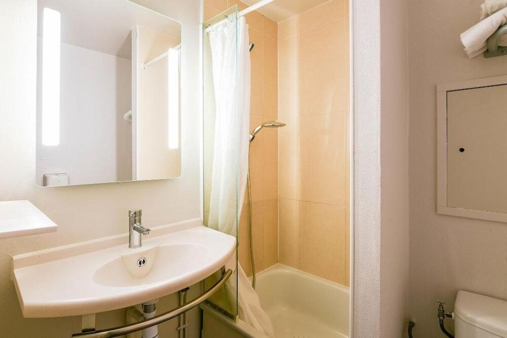 Foto del baño de B&amp;amp;B HOTEL Narbonne 1