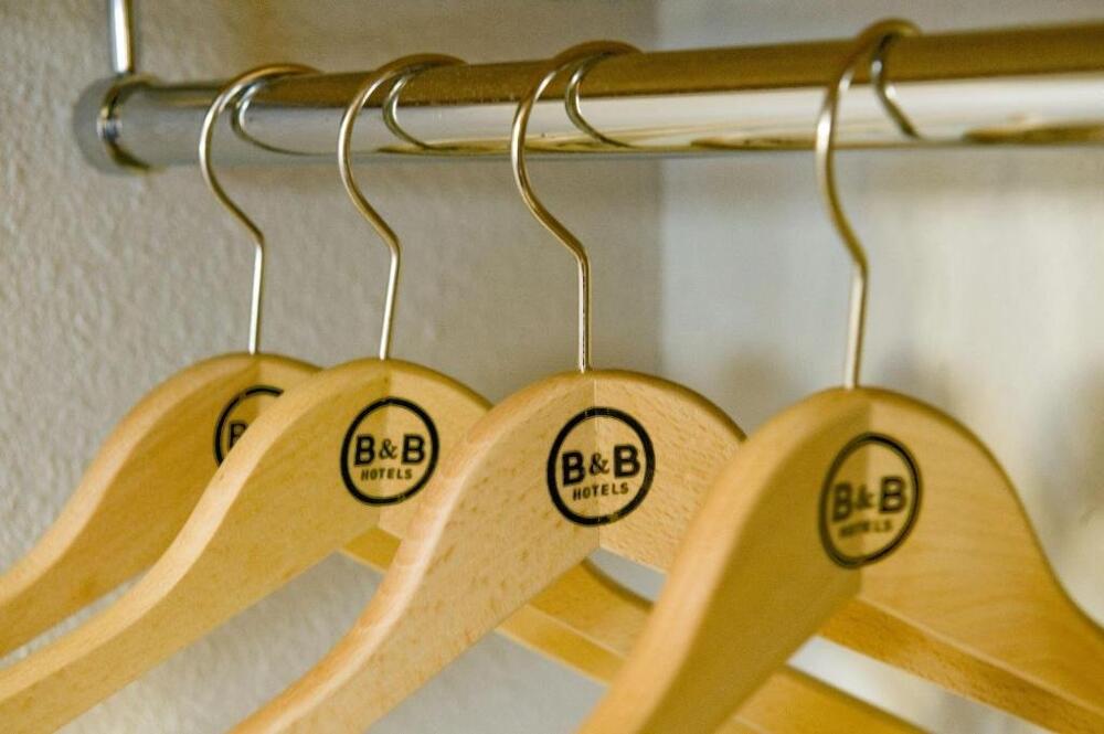 Foto de una habitación de B&amp;amp;B HOTEL Narbonne 1