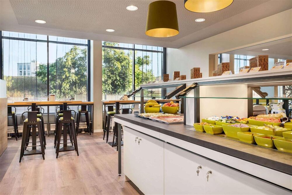 Foto de restauración de Hotel Super 8 by Wyndham Dresden