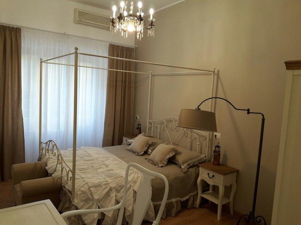 Foto de una habitación de Bed-and-Breakfast La Piazzetta delle Regine