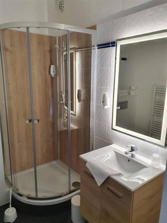 Foto del baño de Hôtel Du Commerce