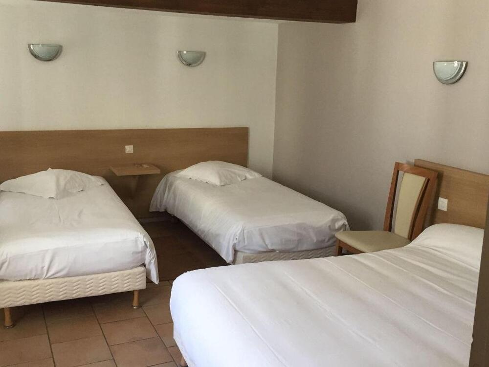 Foto de una habitación de Hôtel Du Commerce