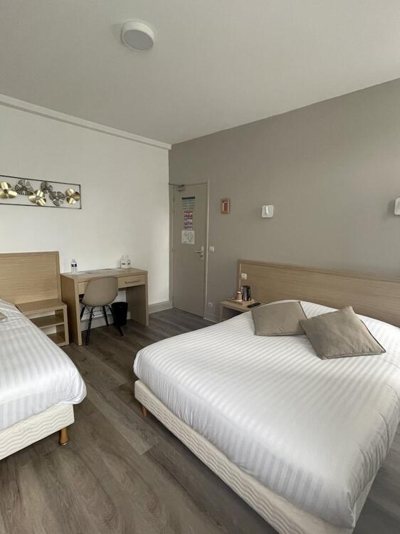 Foto de una habitación de Hôtel Du Commerce