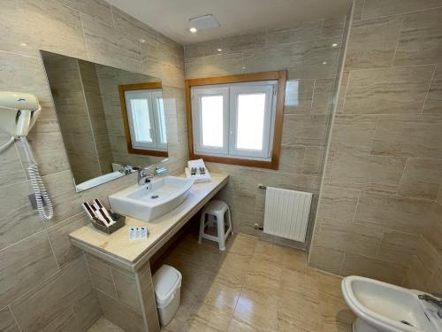 Foto del baño de Hotel Playa Langosteira