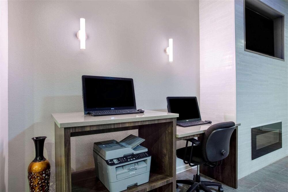 Foto de los servicios de Hotel La Quinta Inn &amp;amp; Suites by Wyndham Huntsville Airport Madison