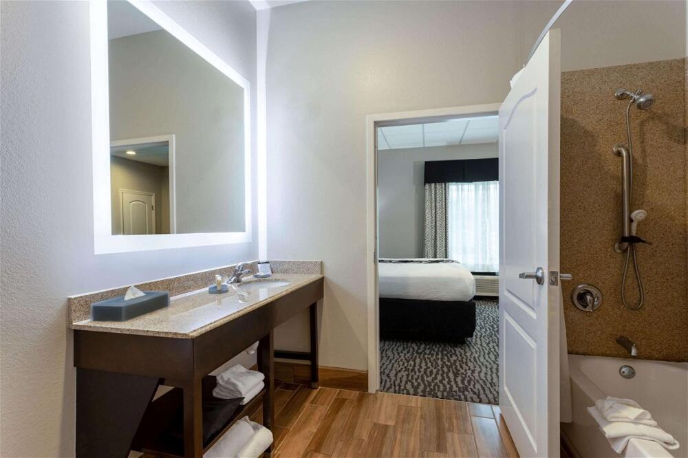 Foto del baño de Hotel La Quinta Inn &amp;amp; Suites by Wyndham Huntsville Airport Madison