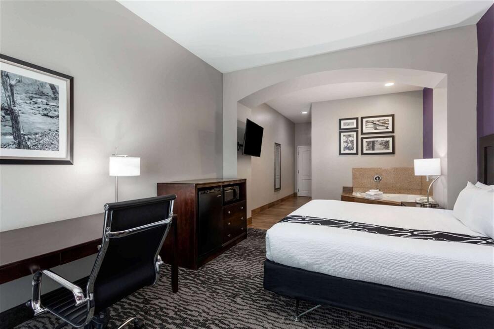 Foto de una habitación de Hotel La Quinta Inn &amp;amp; Suites by Wyndham Huntsville Airport Madison