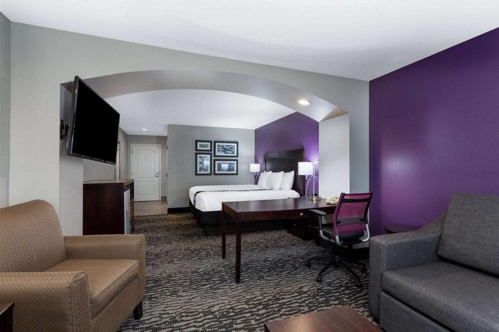 Foto de una habitación de Hotel La Quinta Inn &amp;amp; Suites by Wyndham Huntsville Airport Madison