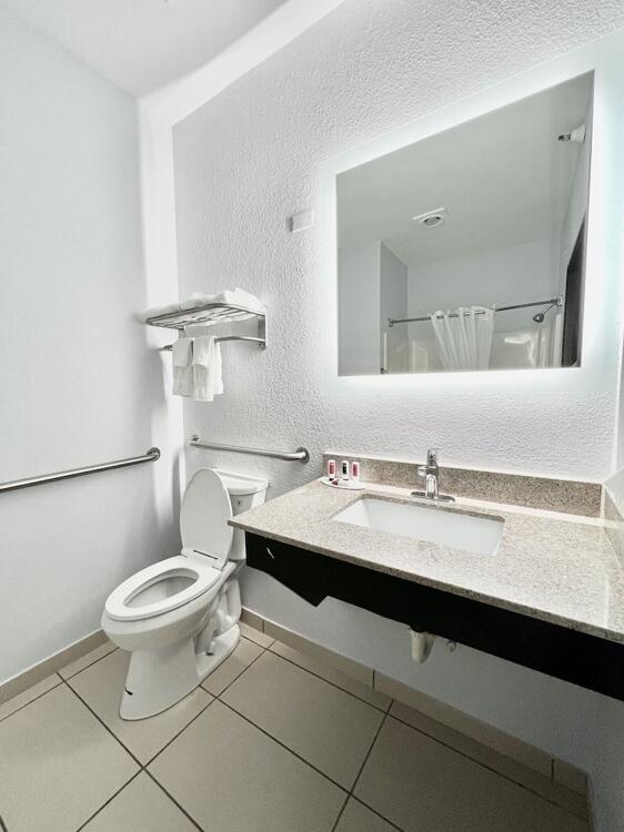 Foto del baño de Hotel AmericInn by Wyndham Quincy