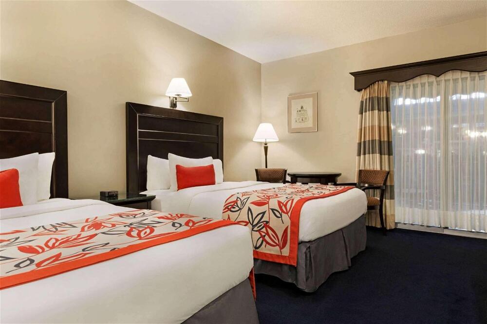 Foto de una habitación de Hotel Ramada by Wyndham Fredericton