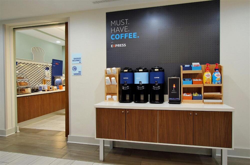 Foto de una habitación de Holiday Inn Express &amp;amp; Suites Elkton - University Area, an IHG Hotel