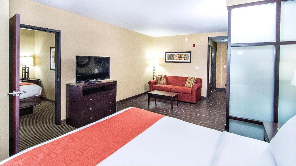 Foto de una habitación de Holiday Inn Express &amp;amp; Suites Elkton - University Area, an IHG Hotel