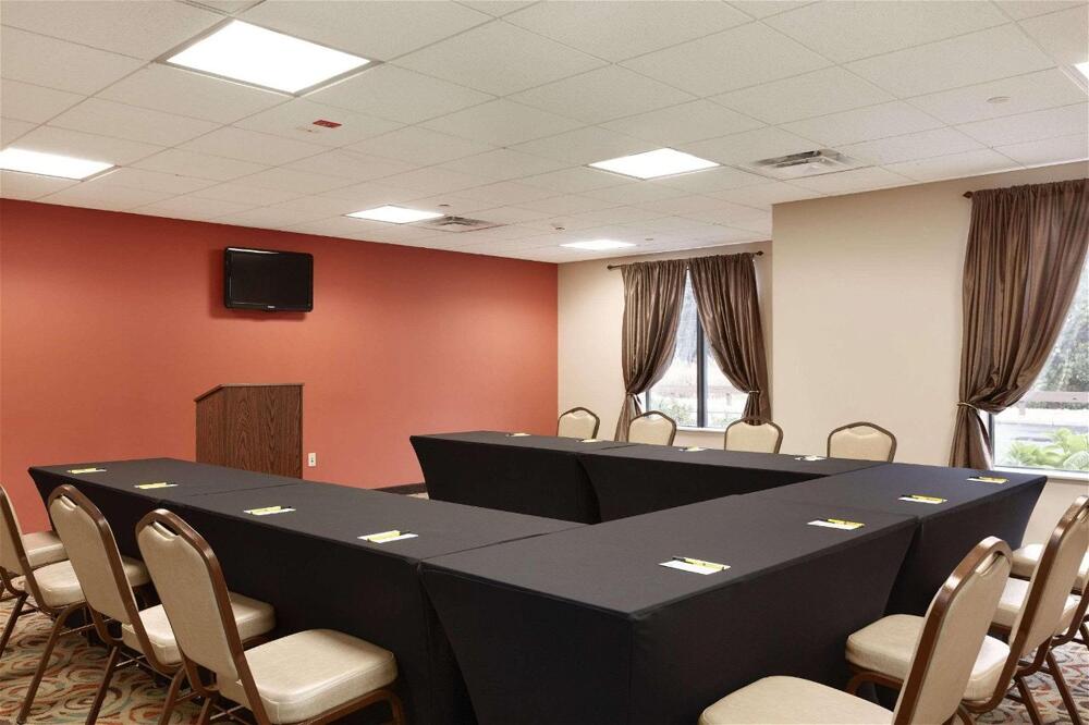 Foto de los servicios de Hotel Super 8 by Wyndham Pennsville/Wilmington