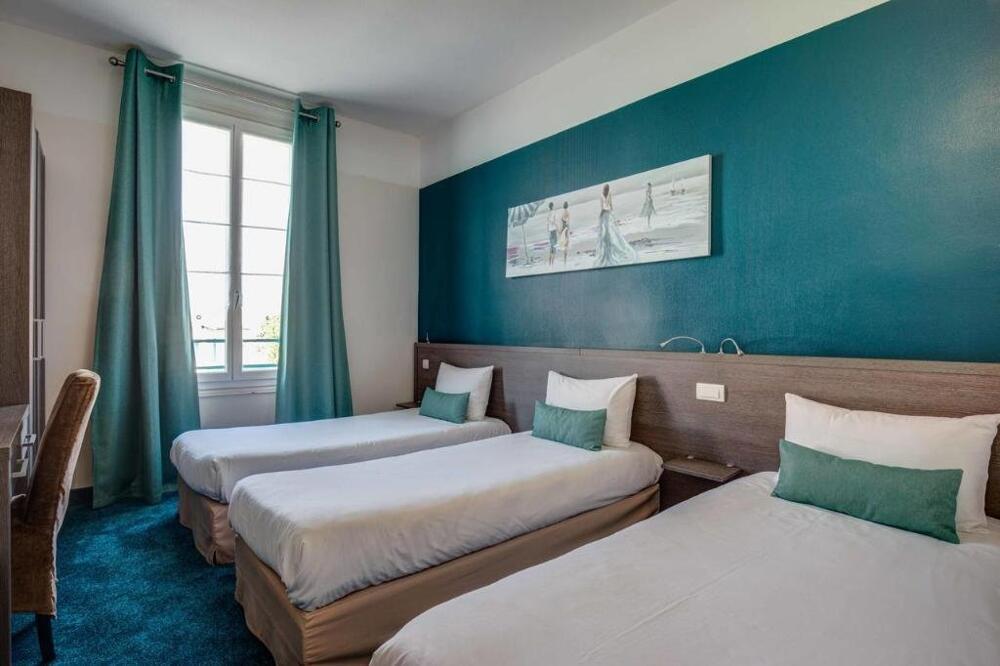Foto de una habitación de The Originals Boutique La Villa Ouest &amp;amp; Spa