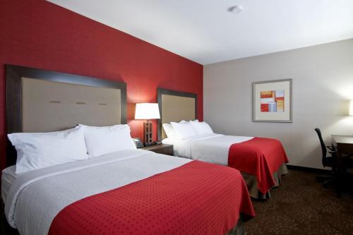 Foto de una habitación de Holiday Inn Hotel &amp;amp; Suites St.Catharines-Niagara, an IHG Hotel