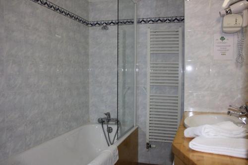 Foto del baño de Hotel Le Castillan