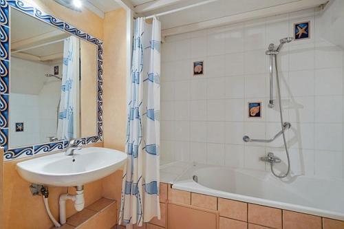 Foto del baño de Aparthotel Residence Saint Goustan - maeva Home