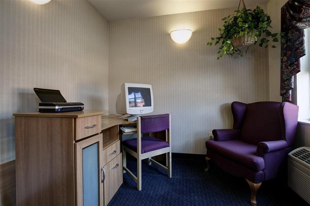 Foto de una habitación de Hotel Americas Best Value Inn &amp;amp; Suites Racine