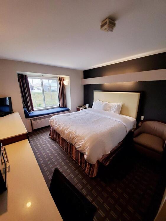 Foto de una habitación de Hotel Americas Best Value Inn &amp;amp; Suites Racine