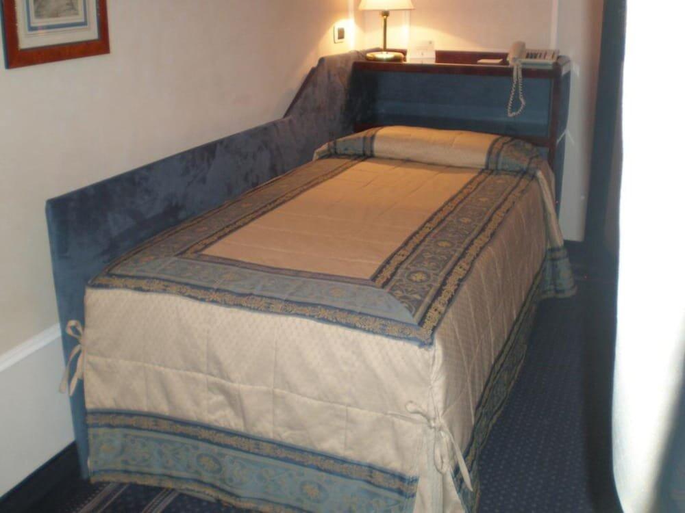 Foto de una habitación de Hotel De La Ville