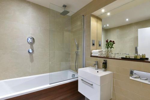 Foto del baño de Apartamentos Fraser Place Canary Wharf