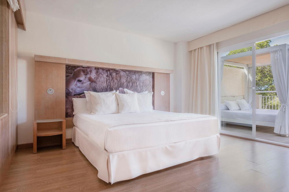 Foto de una habitación de Hotel Iberostar Waves Club Cala Barca
