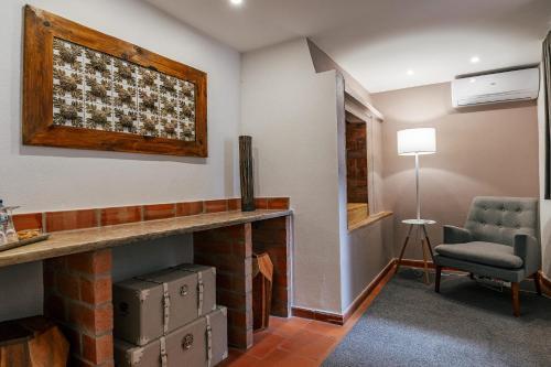 Foto de una habitación de 19 Tile Ceramic Concept - by Unlock Hotels