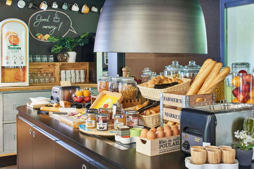 Foto de restauración de Kyriad Direct Le Bourget Gonesse