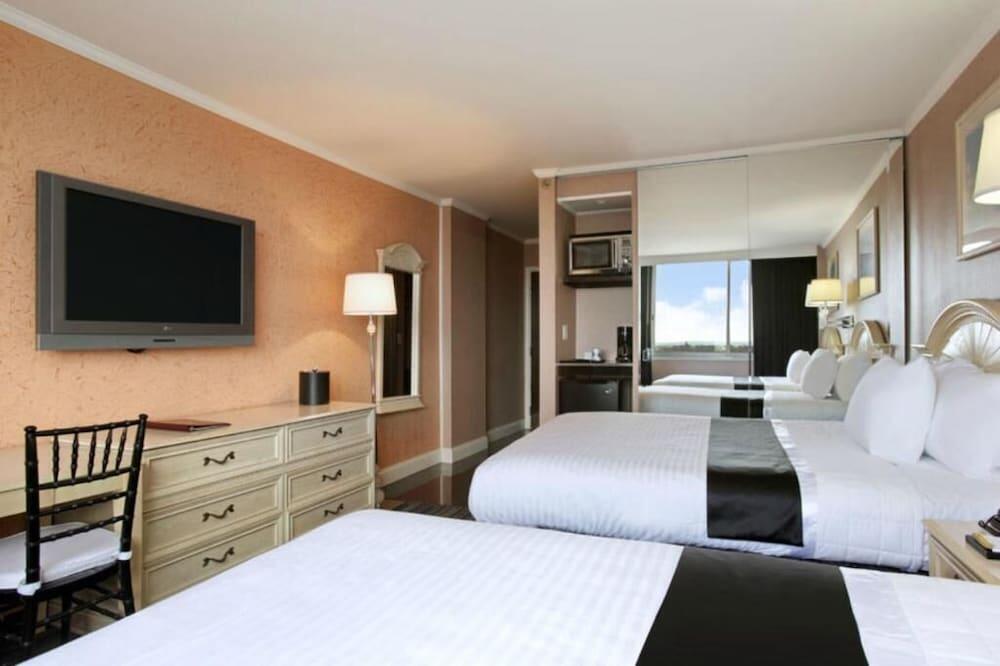 Foto de una habitación de Hotel Ramada by Wyndham North Bergen