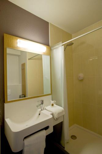 Foto del baño de B&amp;amp;B HOTEL Paris Romainville Noisy-le-Sec