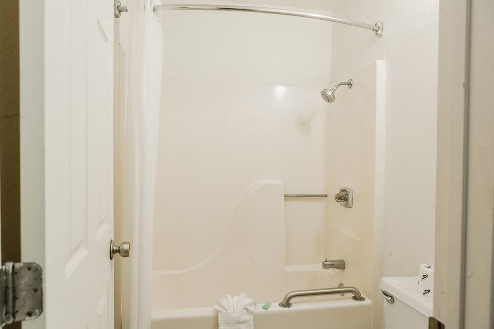 Foto del baño de Hotel Americana Inn a Travelodge by Wyndham
